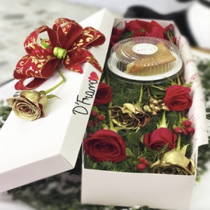 Plato navideño con caja de rosas Cali